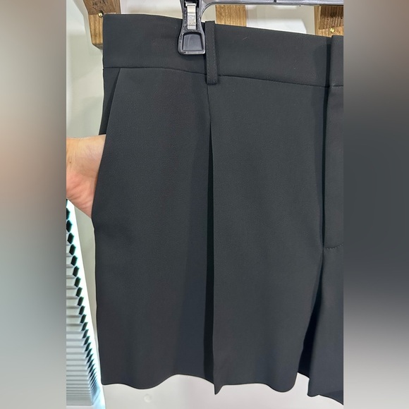 NWT Chloe Black Pleated Crepe High Waisted Shorts 44 (US 12) - Picture 6 of 13